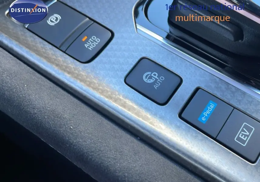 Gros plan sur la console centrale du Nissan Qashqai 2025 avec boutons e-Pedal, EV et frein de parking électronique.