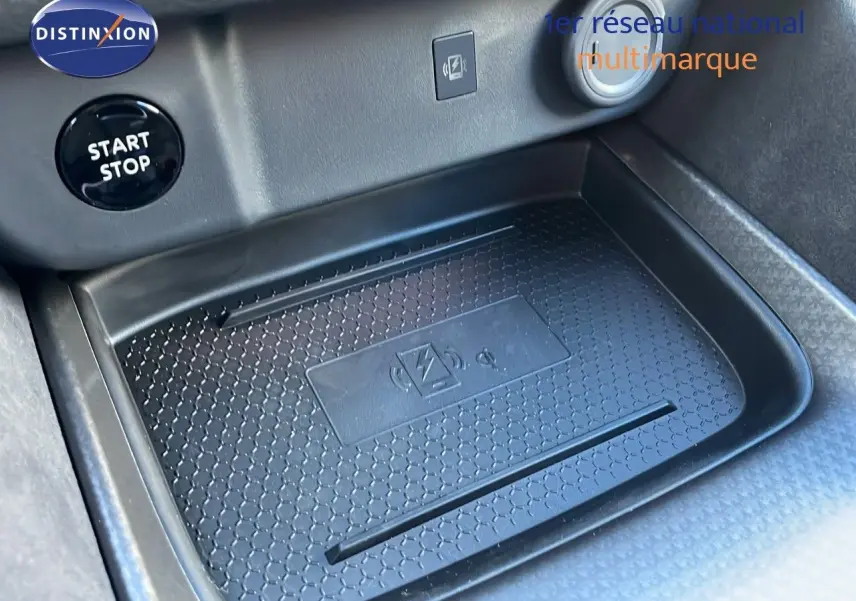 Gros plan sur le compartiment de recharge sans fil et bouton Start Stop dans l'habitacle du Nissan Qashqai blanc nacré.