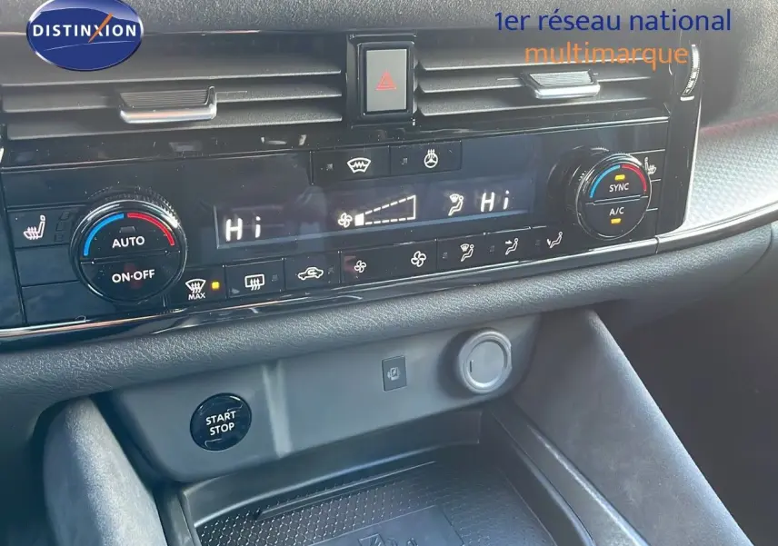 Tableau de bord du Nissan Qashqai 2025 avec commandes climatisation digitales et bouton start/stop en vue rapprochée.