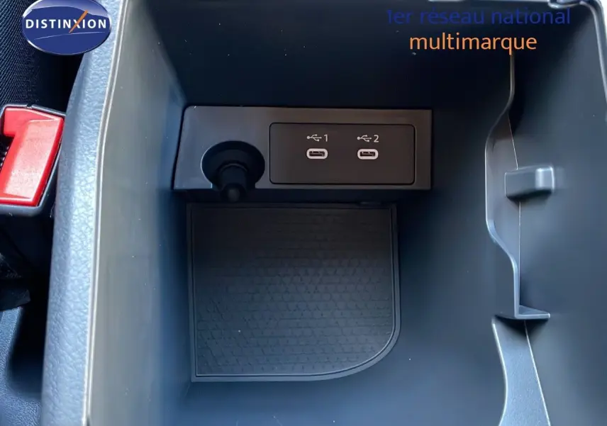 Vue rapprochée de la console centrale du Nissan Qashqai 2025, montrant deux ports USB-C dans un compartiment noir.