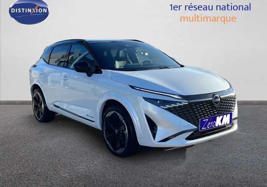 Nissan Qashqai blanc nacré avec toit noir, vue 3/4 avant droit mettant en valeur sa calandre distinctive et ses jantes noires.