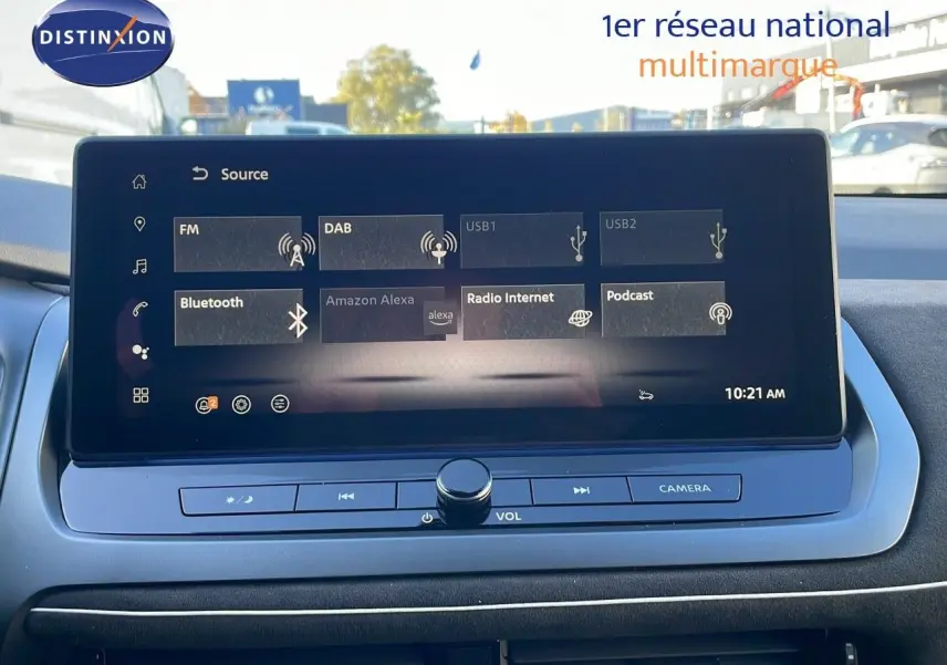 Écran tactile central du Nissan Qashqai 2025 affichant les options multimédia avec tableau de bord gris.