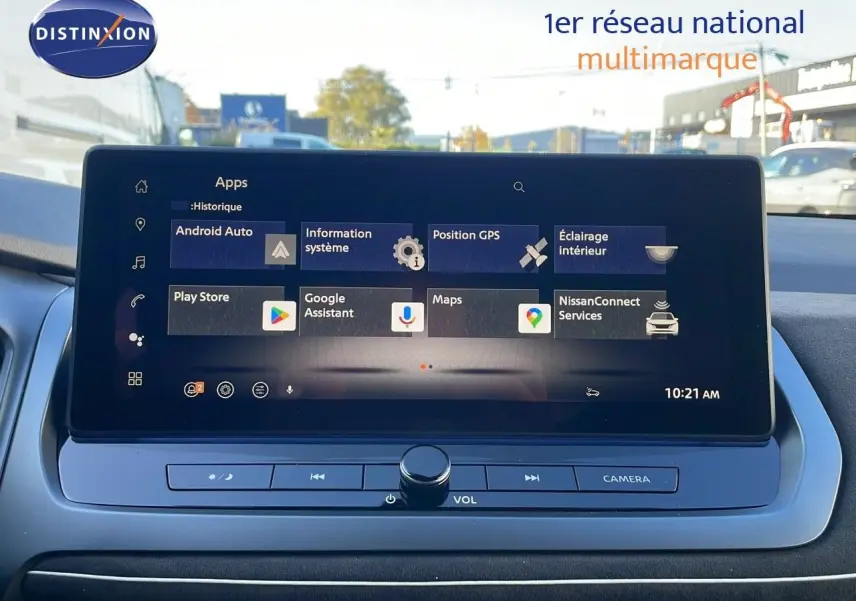Écran tactile central du Nissan Qashqai 2025 affichant les applications Android Auto, Google Assistant et GPS, intérieur moderne.