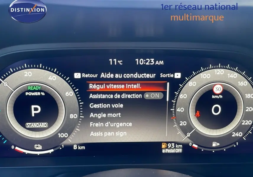 Tableau de bord numérique du Nissan Qashqai 2025, affichant l'aide au conducteur et la vitesse à 0 km/h.