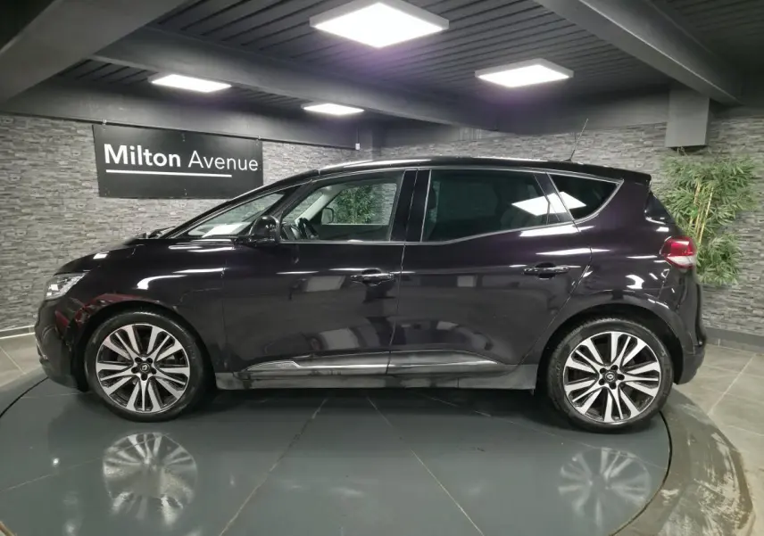 Profil côté gauche du Renault Scénic 2018 noir Améthyste avec jantes alliage 20 pouces et toit noir étoilé.