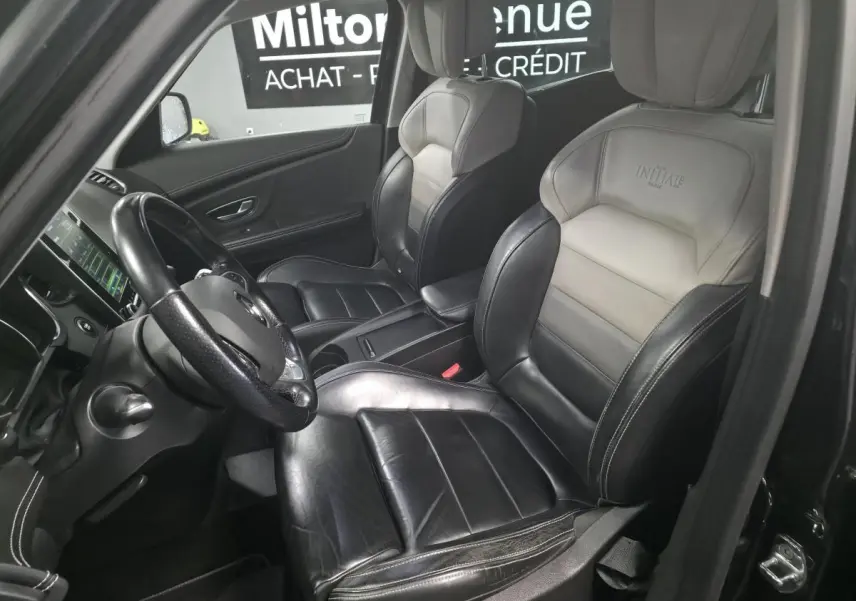 Intérieur avant droit du Renault Scénic noir 2018 avec sièges cuir Nappa bicolores et volant cuir perforé.