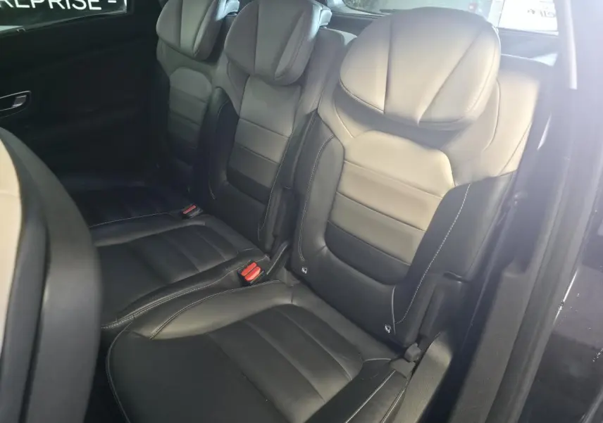 Vue latérale des sièges arrière en cuir noir et gris du Renault Scenic IV Initiale Paris 2018, avec appuie-têtes réglables.