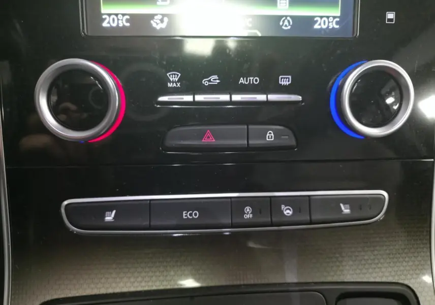 Gros plan sur la console centrale du Renault Scenic IV Initiale Paris 2018, boutons climatisation et mode Eco visibles.