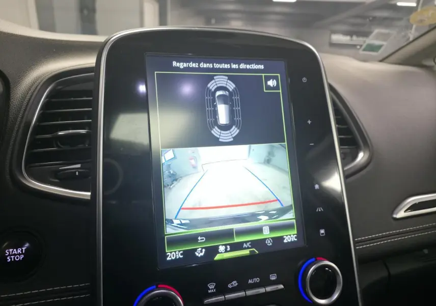 Écran tactile central affichant la caméra de recul dans l'habitacle noir du Renault Scénic Initiale Paris 2018.