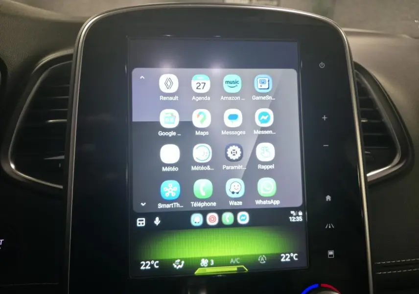 Écran tactile central du Renault Scenic 2018 noir, affichant applications connectées et commandes climatisation.