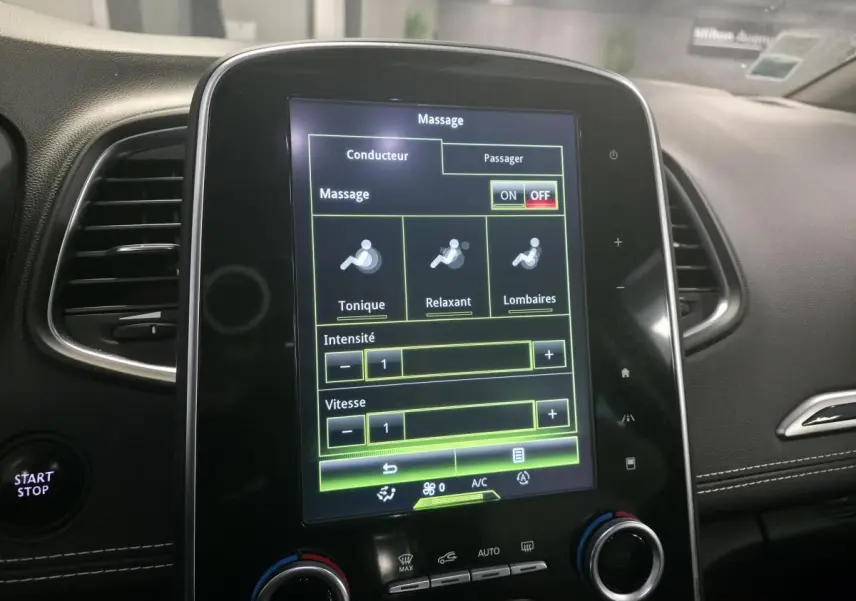 Vue rapprochée de l'écran tactile central du Renault Scénic noir 2018 affichant les réglages du massage des sièges.