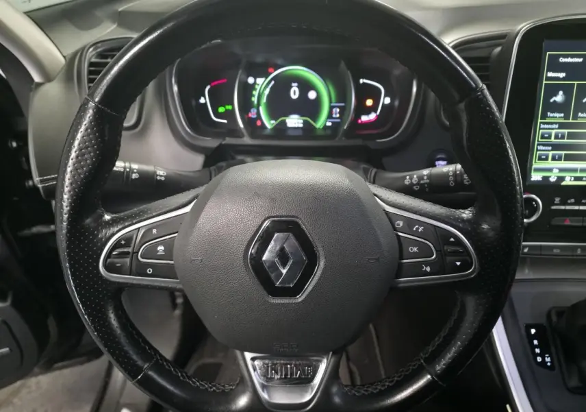 Volant cuir noir Renault Scénic Initiale Paris 2018 vu de face avec commandes intégrées et tableau de bord numérique.