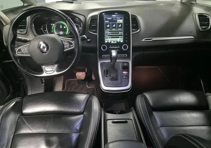 Intérieur noir cuir Nappa du Renault Scénic 2018, vue frontale sur tableau de bord et console centrale tactile.