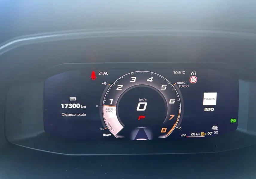 Combiné d'instruments digital de la CUPRA Formentor blanc neige, affichant 17 300 km et tachymètre central à 0 km/h.