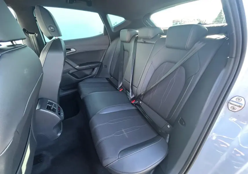 Vue intérieure côté droit sur la banquette arrière en cuir noir du CUPRA Formentor blanc neige 2025.