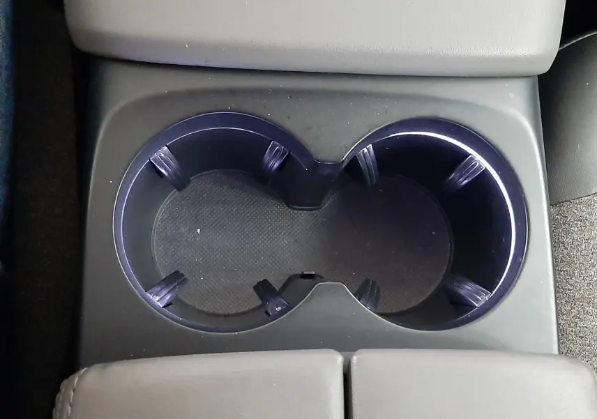 Gros plan sur les porte-gobelets noirs intégrés à la console centrale du Citroën C5 Aircross 2021, intérieur gris.