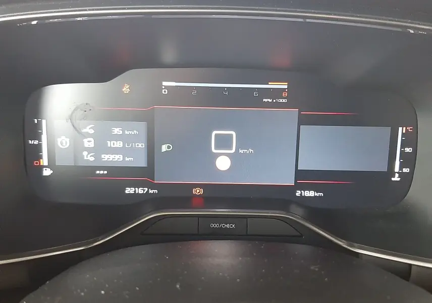 Tableau de bord numérique de Citroën C5 Aircross 1.2 PureTech 130ch Feel, affichage vitesse et compteurs, vue frontale rapprochée.