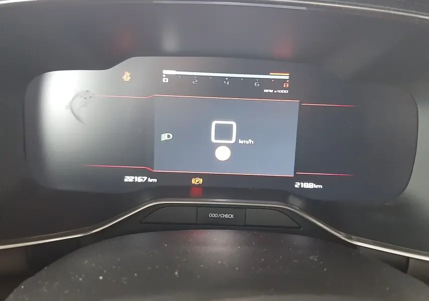 Tableau de bord numérique de Citroën C5 Aircross 1.2 PureTech 130ch, affichage vitesse à 0 km/h et compteurs lumineux.