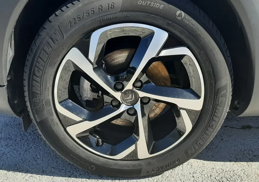 Gros plan sur la roue avant droite du Citroën C5 Aircross gris Artense avec jante alliage bicolore et pneu Michelin.