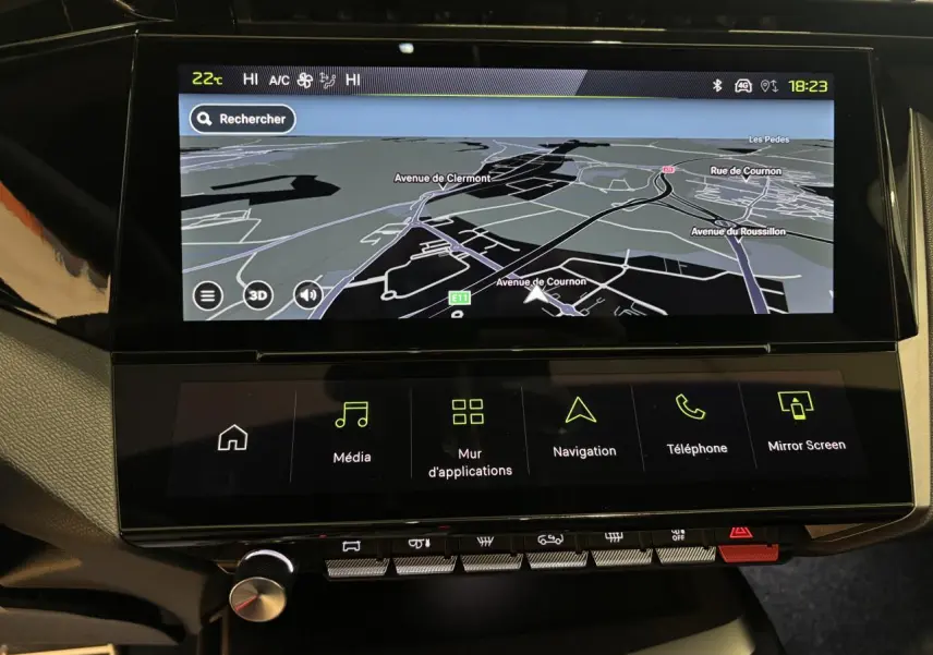 Écran tactile central du Peugeot 308 Hybrid 2026 montrant la navigation 3D avec interface multimédia moderne.