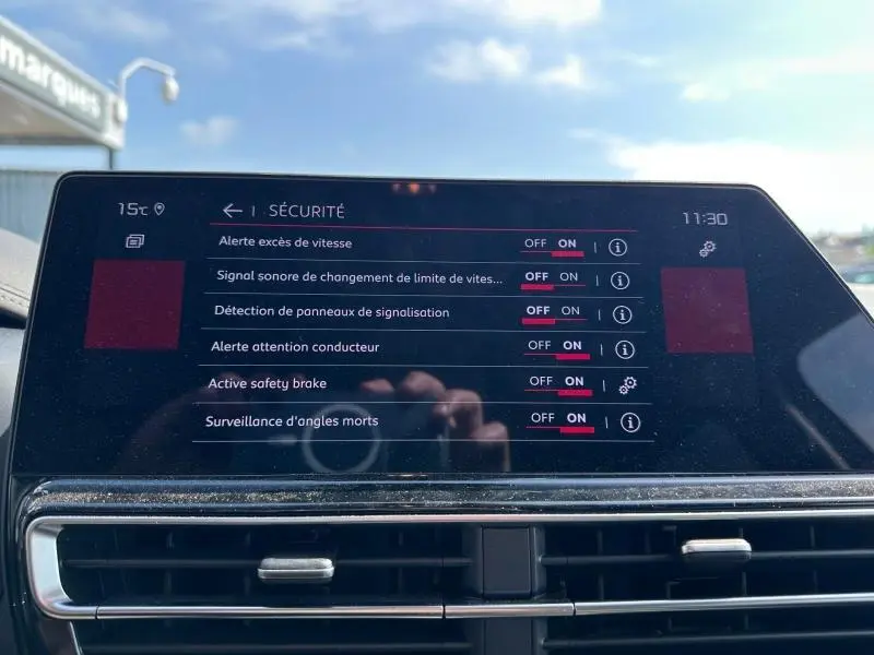 Écran tactile intérieur du Citroën C5 Aircross 2025 affichant les réglages de sécurité, avec tableau de bord en gris Platinium.