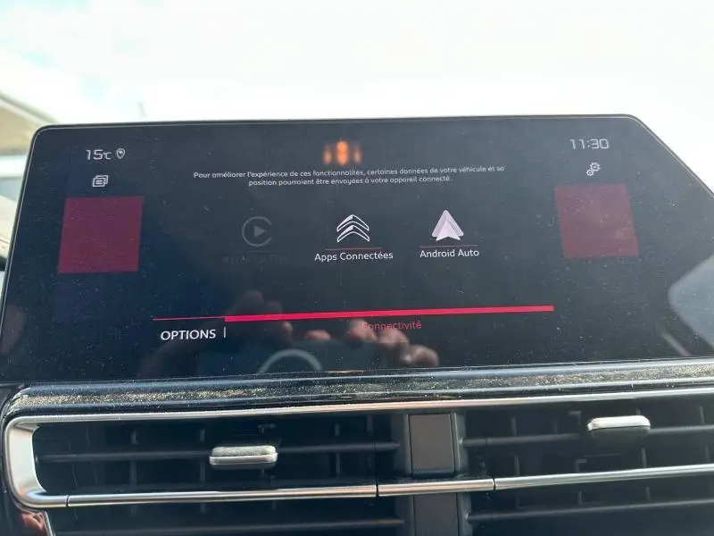 Écran tactile central du tableau de bord du Citroën C5 Aircross 2025 affichant les options de connectivité Android Auto et Apps Connectées.