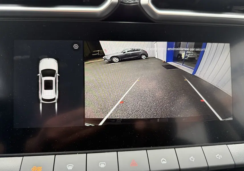 Vue écran caméra de recul du MG ZS 1.5L Hybrid+ 2026 en Hampstead Grey Metal, affichant l'arrière et les lignes de guidage.
