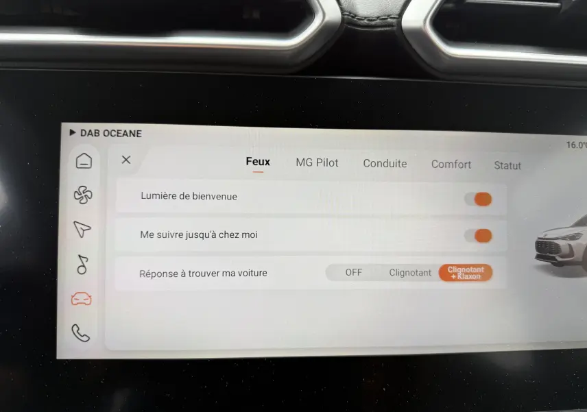 Écran tactile intérieur du MG ZS 2026 montrant les réglages des feux avec illustration du véhicule gris côté avant droit.