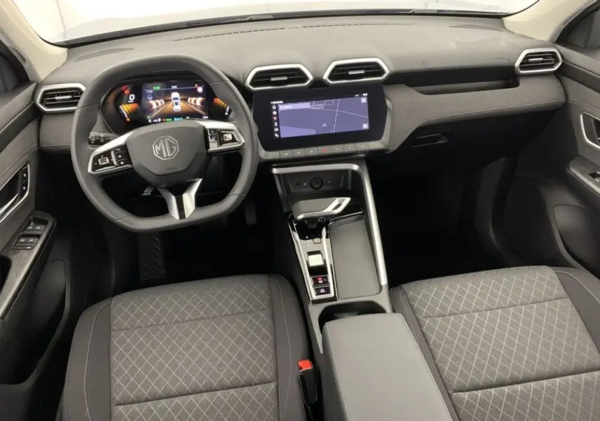 Vue intérieure avant du MG ZS 1.5L Hybrid+ 2026, tableau de bord noir avec écran tactile central et volant multifonction.