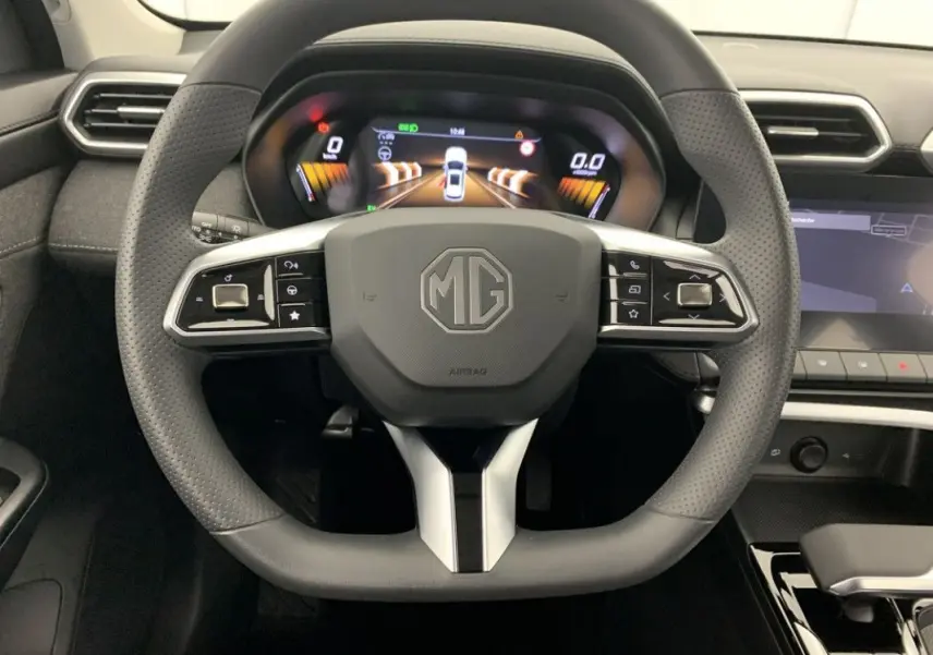 Vue rapprochée du volant multifonction noir de la MG ZS 2026 avec tableau de bord numérique et écran central tactile.