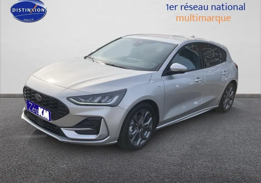 Ford Focus 1.0 Ecoboost gris vue 3/4 avant droit avec calandre noire et jantes alu 17 pouces