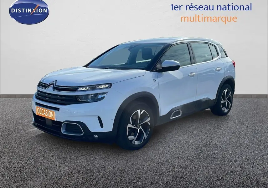 Citroën C5 Aircross blanc nacré en 3/4 avant droit, SUV hybride avec jantes bi-ton et détails noirs contrastants.