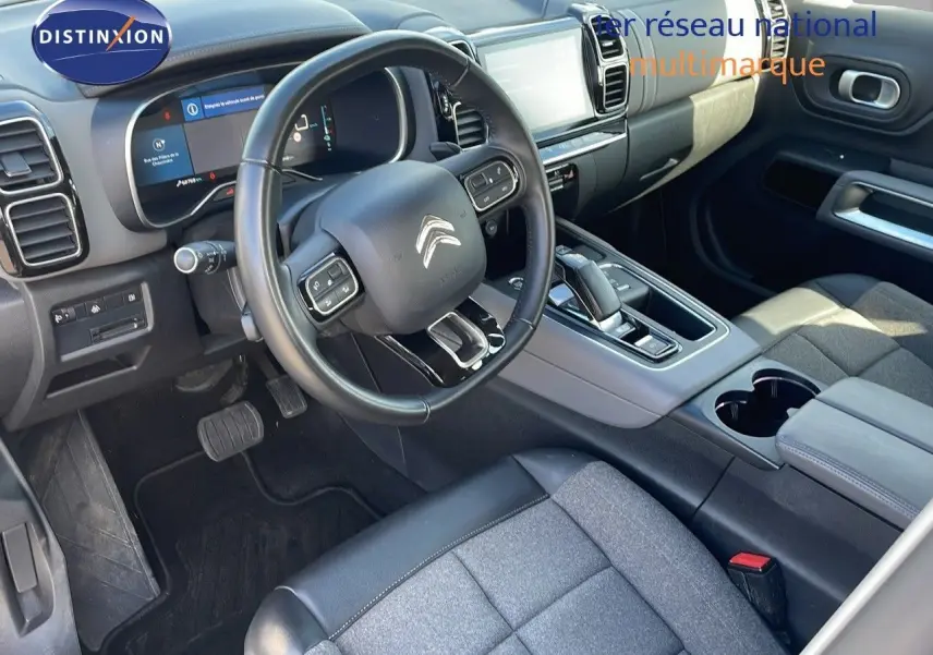 Intérieur du Citroën C5 Aircross blanc nacré, vue côté conducteur sur le tableau de bord et la console centrale moderne.