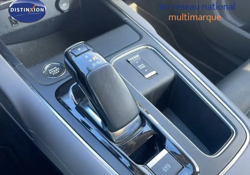 Le levier de vitesses automatique noir de la Citroën C5 Aircross hybride visible en gros plan sur la console centrale.