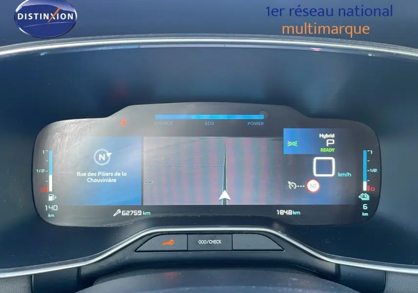 Tableau de bord numérique du Citroën C5 Aircross hybride blanc nacré, affichant navigation et indicateurs de charge.