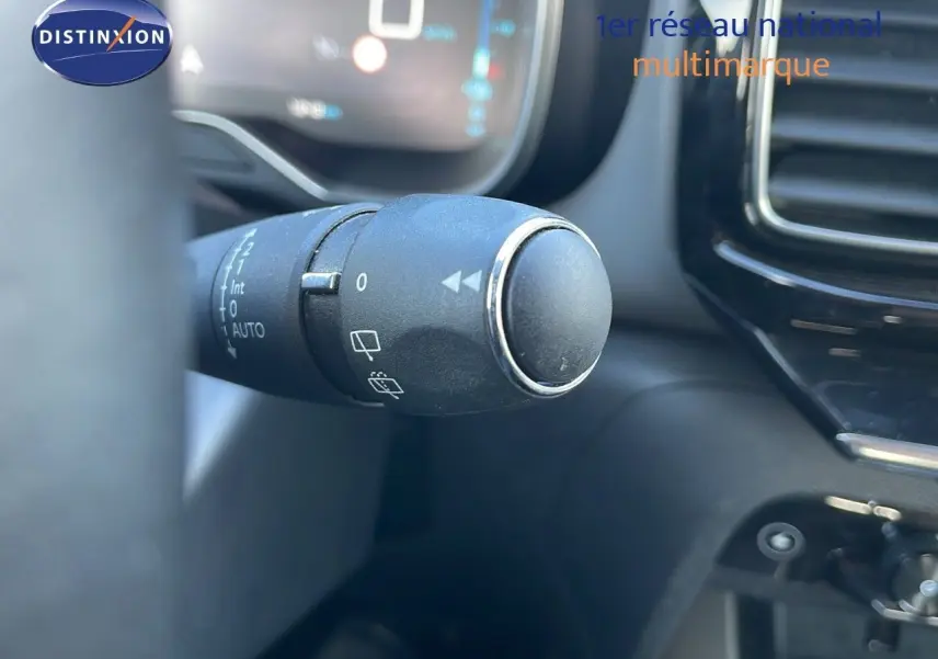 Gros plan sur la commande des essuie-glaces côté gauche du tableau de bord du Citroën C5 Aircross blanc nacré hybride 2021.