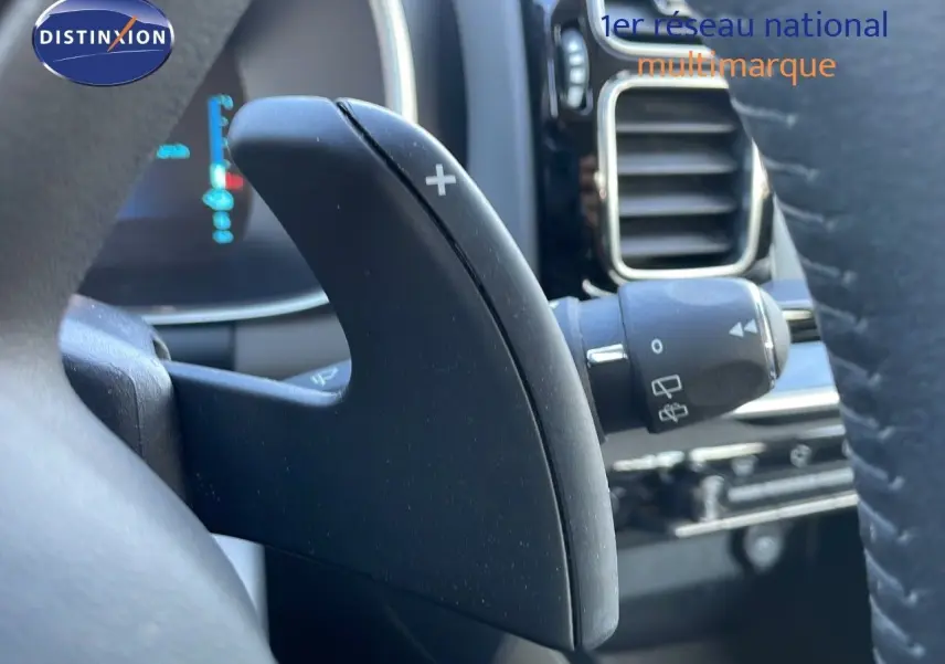 Gros plan sur la palette de changement de vitesse droite dans l'habitacle du Citroën C5 Aircross blanc nacré hybride.