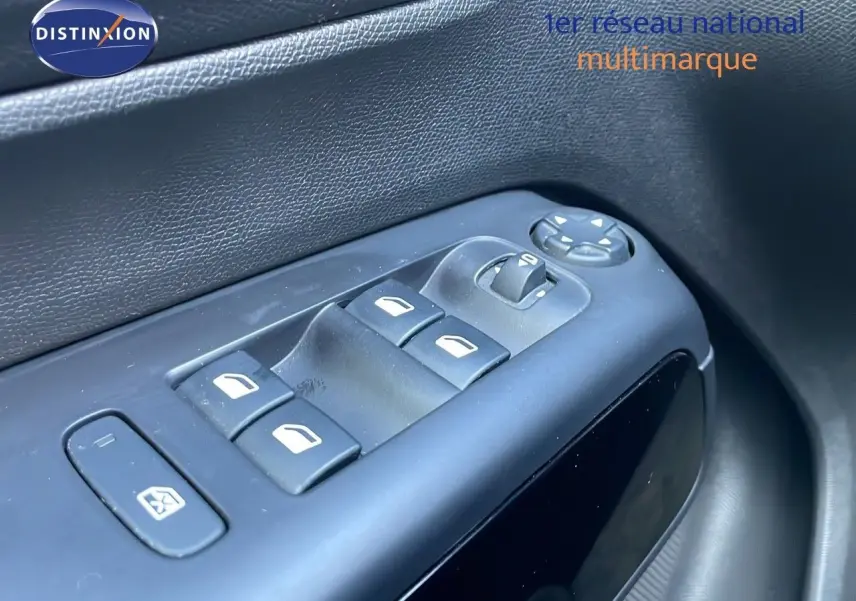 Gros plan sur les commandes des vitres et rétroviseurs côté conducteur du Citroën C5 Aircross blanc nacré 2021.