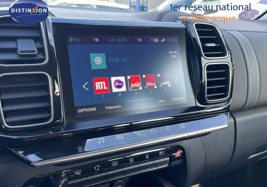 Tableau de bord du Citroën C5 Aircross blanc nacré, vue rapprochée sur l'écran tactile et les commandes centrales.