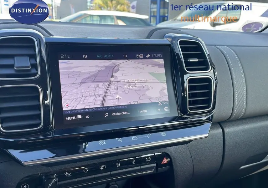 Tableau de bord du Citroën C5 Aircross blanc nacré, vue de face sur l'écran tactile avec navigation affichée.