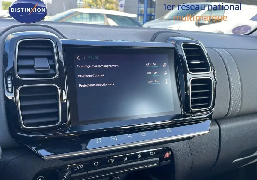 Écran tactile central et aérateurs du tableau de bord d'un Citroën C5 Aircross blanc nacré, vue intérieure avant.