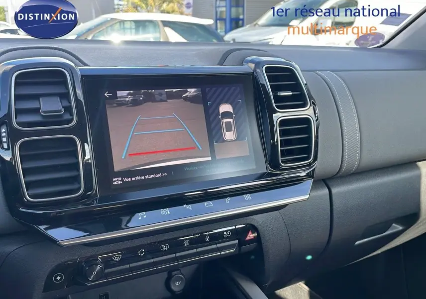 Vue rapprochée de la console centrale du Citroën C5 Aircross blanc nacré, avec écran tactile affichant la caméra de recul.