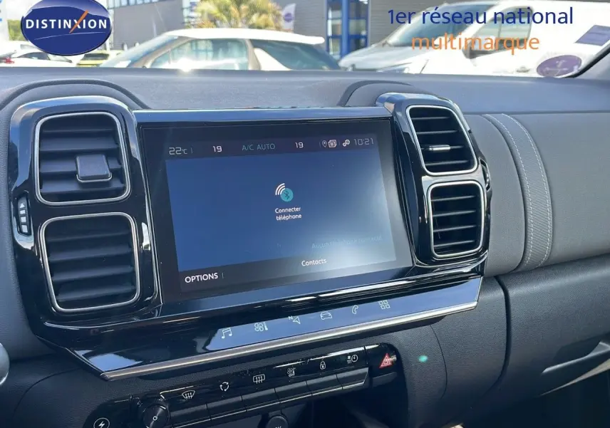Tableau de bord noir du Citroën C5 Aircross hybride 2021 avec écran tactile central et aérateurs rectangulaires.
