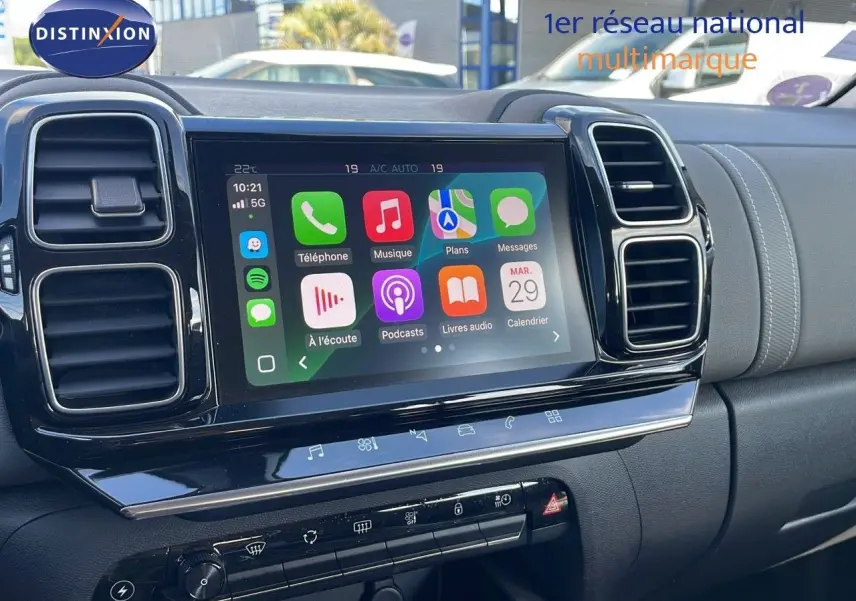 Écran tactile central du tableau de bord d'une Citroën C5 Aircross 1.6 hybride, avec interface Apple CarPlay visible.