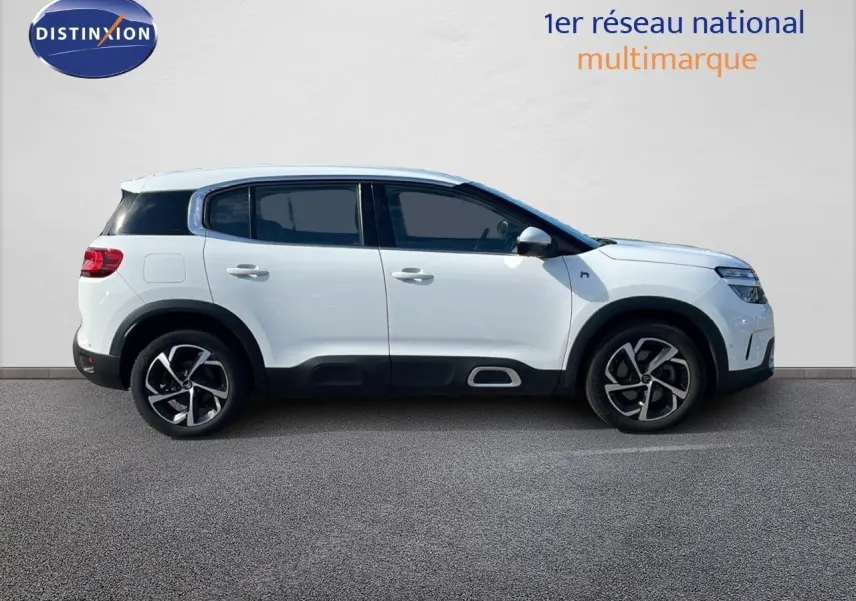 Profil droit d'un Citroën C5 Aircross blanc nacré hybride, avec jantes bi-ton et vitres teintées.