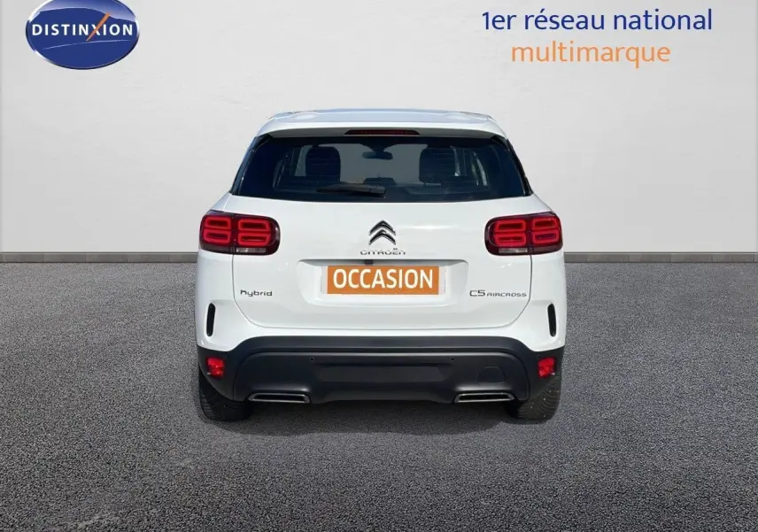 Vue arrière d'un Citroën C5 Aircross blanc nacré hybride avec feux arrière distinctifs et plaque "OCCASION" visible.