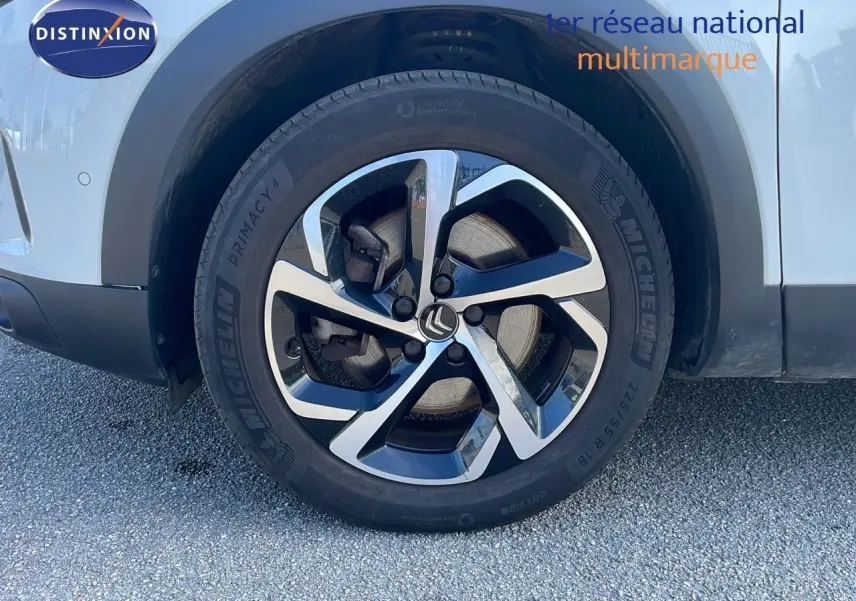 Gros plan sur la roue avant gauche du Citroën C5 Aircross blanc nacré avec jante alliage bicolore moderne