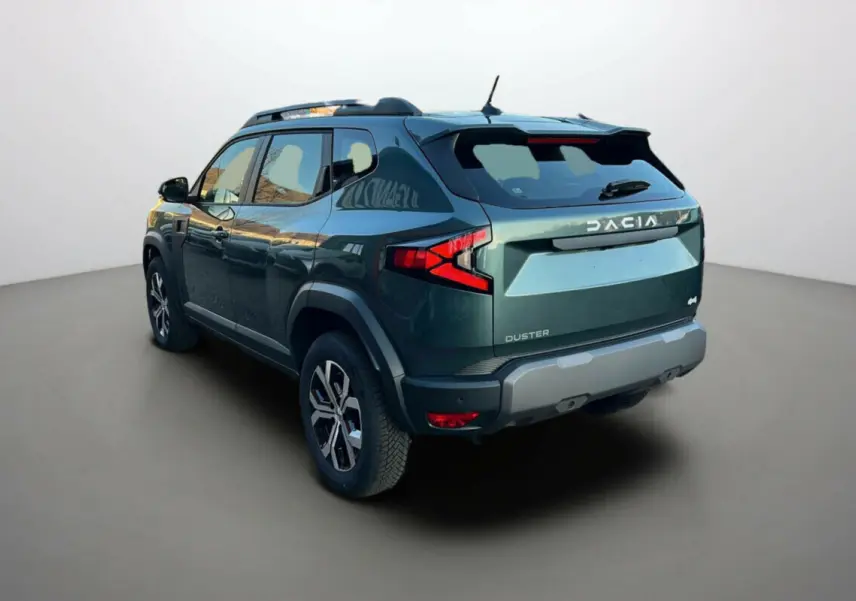 Vue 3/4 arrière droite du Dacia Duster 2025 vert cèdre mild hybrid 130 4x4 expression avec jantes alliage noires et grises.