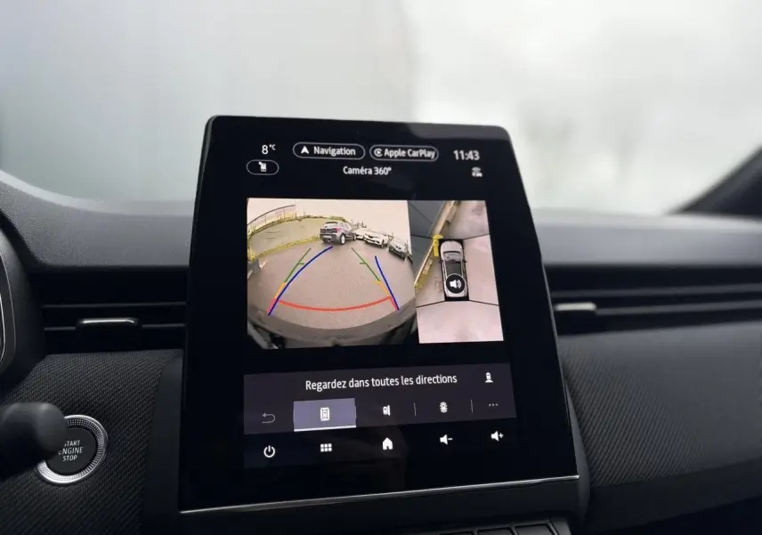 Écran tactile intérieur de Renault Clio 2025 affichant la caméra 360° avec vue arrière et dessus en stationnement.