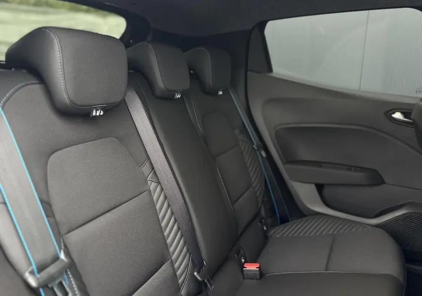 Vue intérieure côté droit des sièges arrière noirs avec surpiqûres bleues et ceintures assorties de la Renault Clio Esprit Alpine 2025.